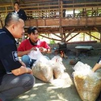 Rektor Uniku, Dr. Dikdik Harjadi, SE, M.Si saat monitoring KKN mahasiswanya dii Kecamatan Cibingbin, Kabupaten Kuningan, 